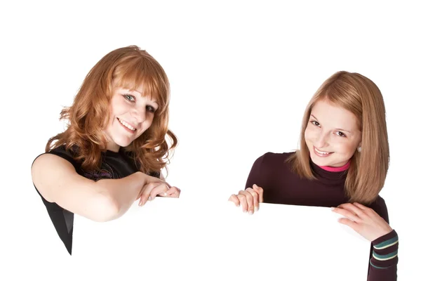 Дві дівчини з білим папером в руках — стокове фото