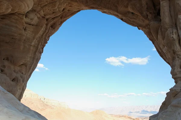 Пустельний ландшафт видно з печери — стокове фото