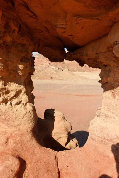 Venster in de rots in de woestijn — Stockfoto