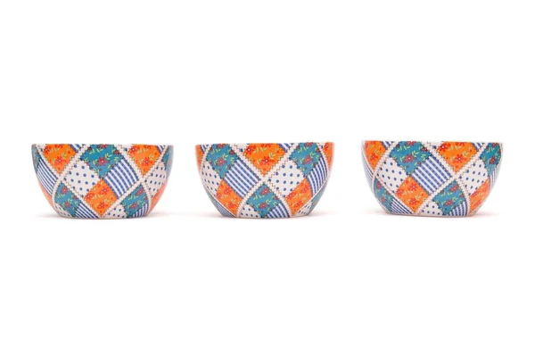 Fila de três tigelas de porcelana isoladas — Fotografia de Stock