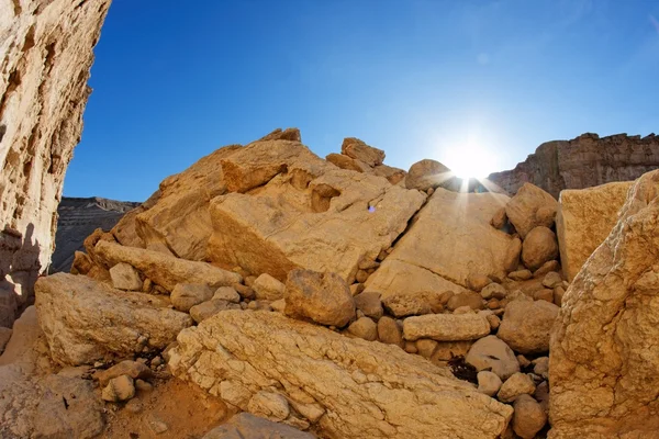 Pôr do sol no deserto rochoso — Fotografia de Stock