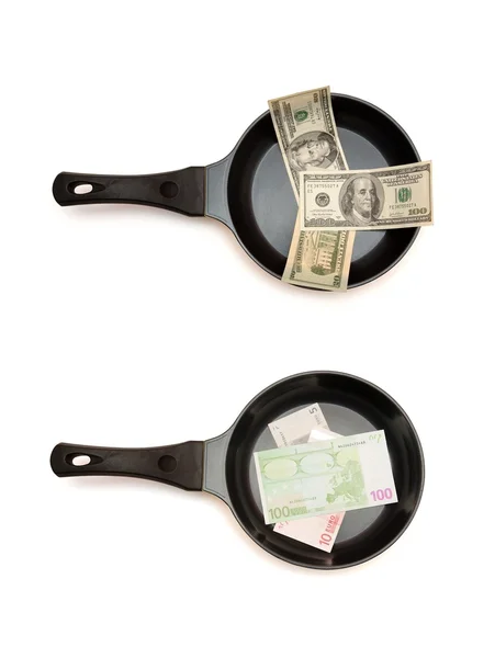 Две сковородки с деньгами — стоковое фото