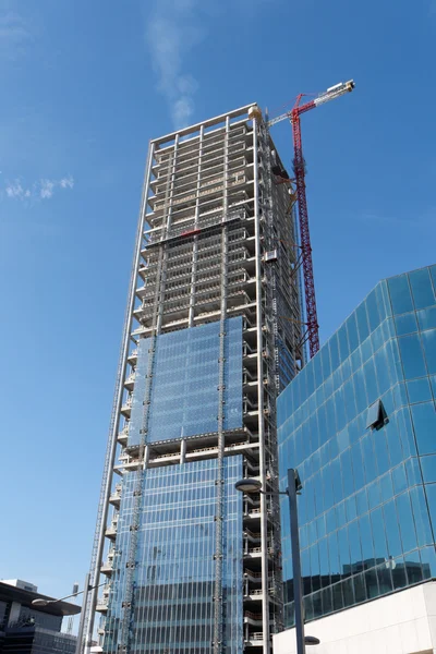 Lifting crane at skyscraper construction — Stock Photo, Image