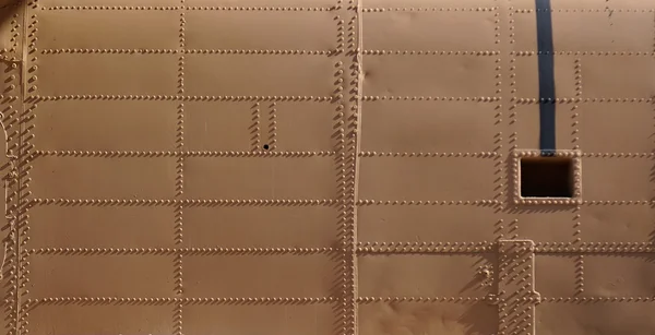 Заклепанная текстура старого корпуса вертолета — стоковое фото