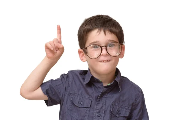 Malý chlapec v kulaté brýle zvyšování prst — Stock fotografie