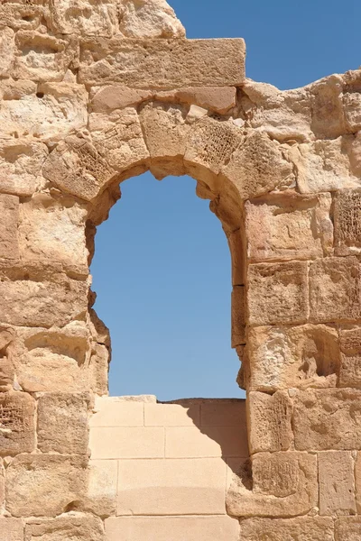 Древнекаменное арочное окно — стоковое фото