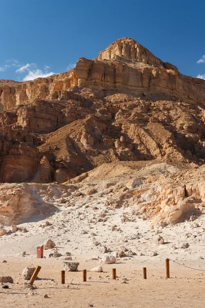 Zvětralé pískovce hora v poušti — Stock fotografie