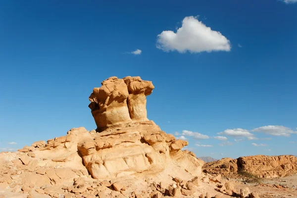 在沙漠中的蘑菇形状的岩石 — 图库照片