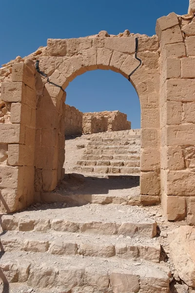Arco de pedra antiga e escadaria — Fotografia de Stock