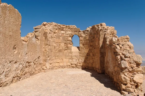 Ruinen einer antiken Kirche mit gewölbtem Fenster — Stockfoto