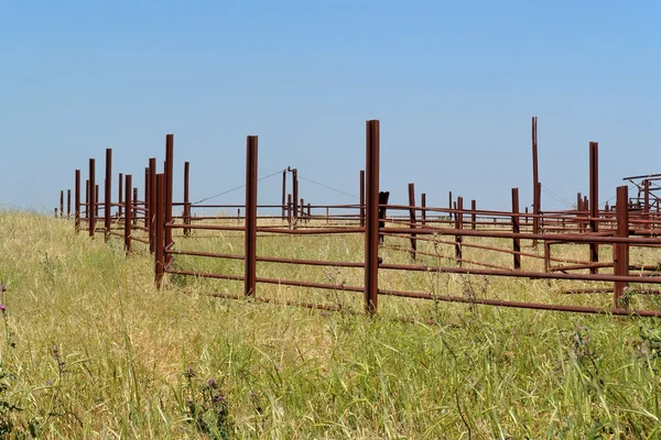 Rusty fence of the empty cattle-pen — Stock Photo, Image