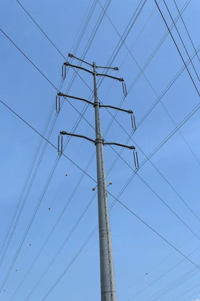 Fios e suporte de linha de transmissão de energia — Fotografia de Stock