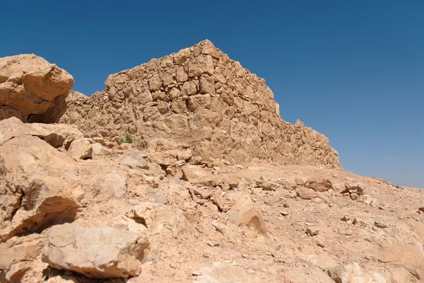 Ruinen eines alten Steinturms auf einem Wüstenhügel — Stockfoto