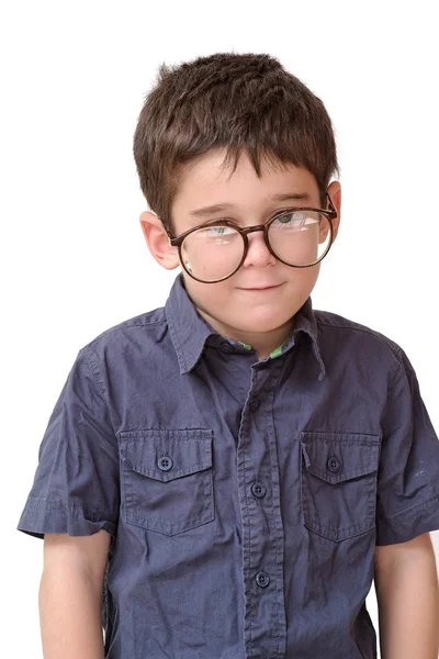 Liten pojke i roliga runda glasögon står — Stockfoto
