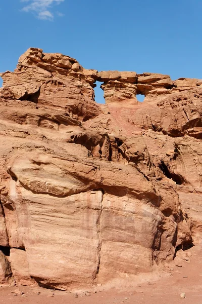 Мальовнича вивітрена помаранчева скеля в кам'яній пустелі — стокове фото