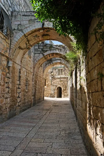 Passagem arqueada na Cidade Velha de Jerusalém Imagem De Stock