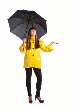 Şemsiyeli genç kadın
