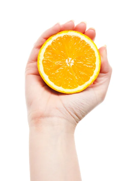 Mano che stringe mezza arancia — Foto Stock