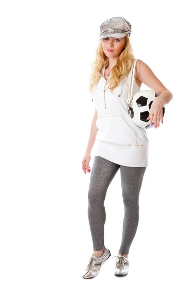 Jonge blonde vrouw met een zak gevormd als een voetbal — Stockfoto