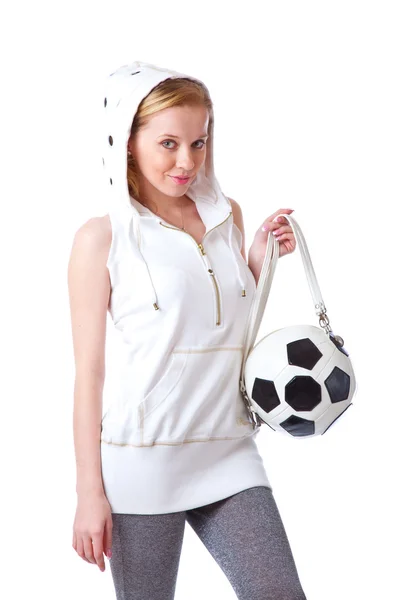 Νεαρή ξανθιά γυναίκα με μια τσάντα που διαμορφώνεται όπως μια μπάλα ποδοσφαίρου — Φωτογραφία Αρχείου
