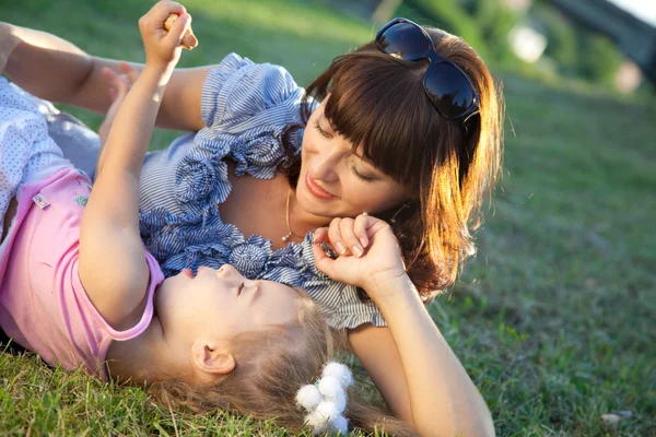 Madre e figlia giacevano sull'erba — Foto Stock