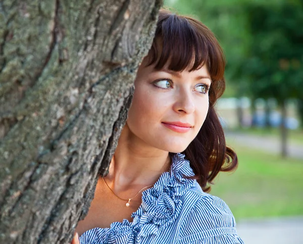 Žena poblíž stromu — Stock fotografie