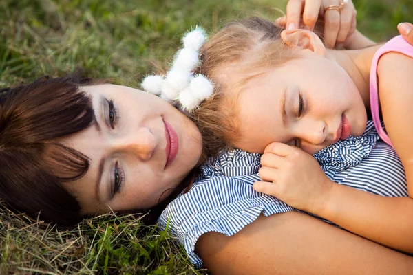 Matka a dcera ležela na trávě — Stock fotografie