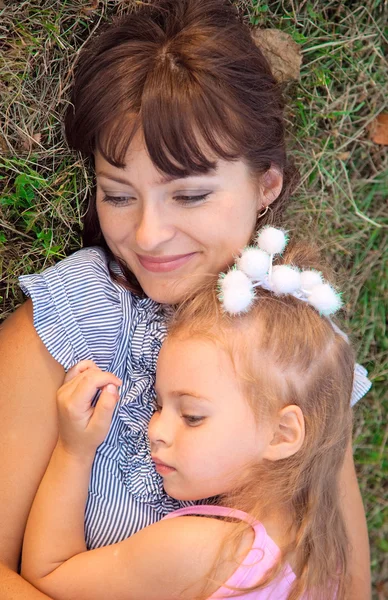 Mother and daughter lay on the grass — Stock Photo, Image