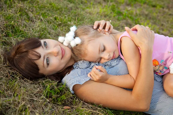 Mère et fille allongées sur l'herbe — Photo