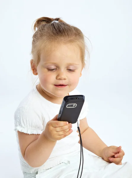 Κοριτσάκι με κινητό τηλέφωνο — Φωτογραφία Αρχείου