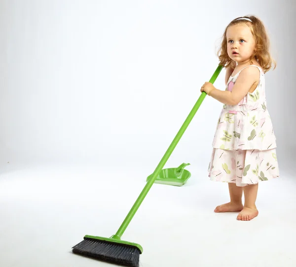 Liten flicka med mop — Stockfoto