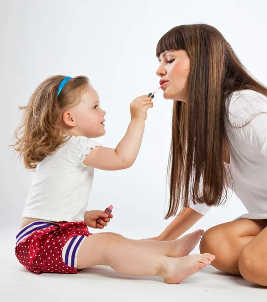 Dochter zetten lippenstift — Stockfoto