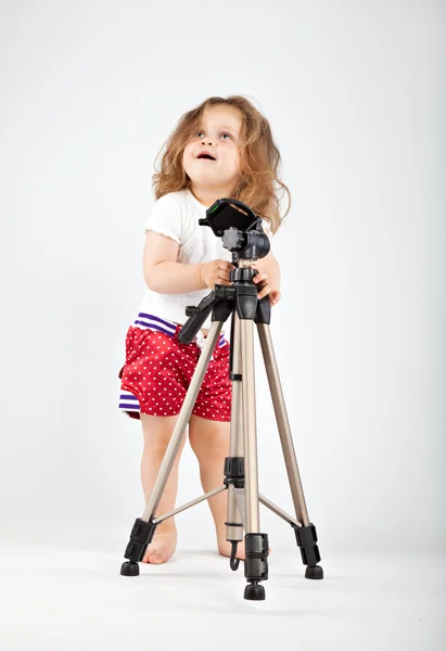 Bambina con treppiede — Foto Stock