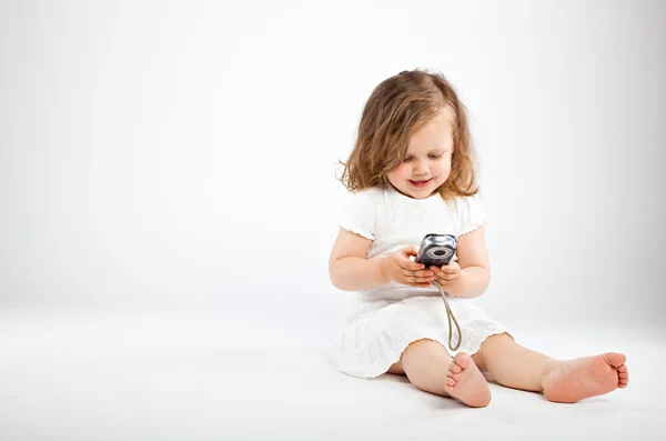Маленька дівчинка з камерою — стокове фото