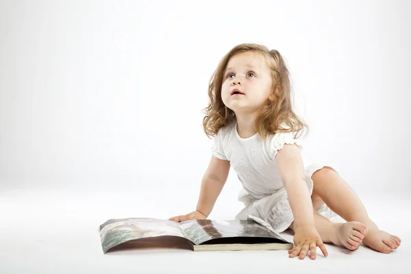 Μικρό κορίτσι διαβάζει το βιβλίο — Φωτογραφία Αρχείου