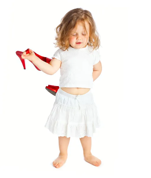 Liten flicka i vit klänning med stora röda skor — Stockfoto