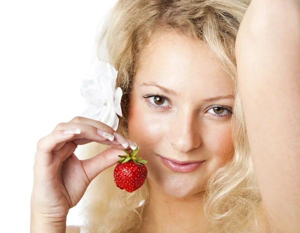 Fiatal nő fehér ruhában eszik szamóca — Stock Fotó
