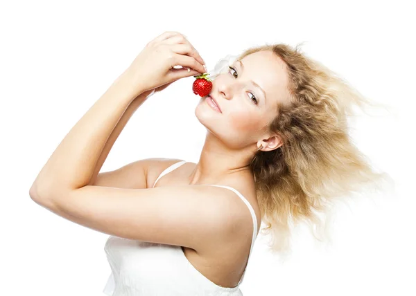 딸기 먹는 하얀 드레스를 입고 젊은 여자 — 스톡 사진