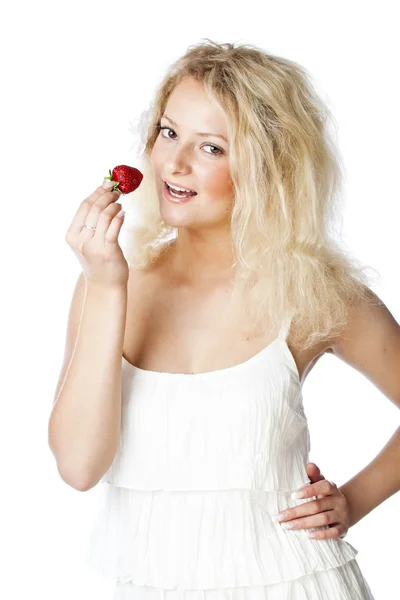 年轻女子在吃草莓的白色礼服 — 图库照片
