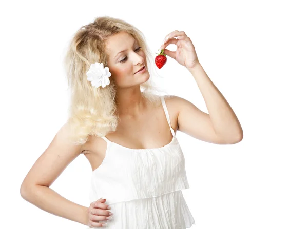 イチゴを食べて白いドレスを着た若い女性 — ストック写真