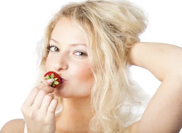 Jovem mulher de vestido branco comendo morangos — Fotografia de Stock