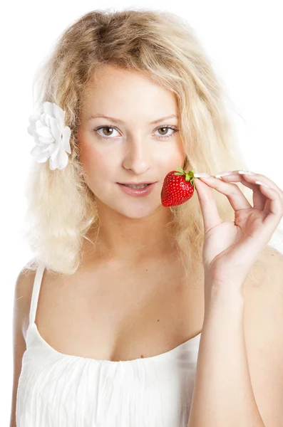 Mujer joven en vestido blanco comiendo fresas —  Fotos de Stock