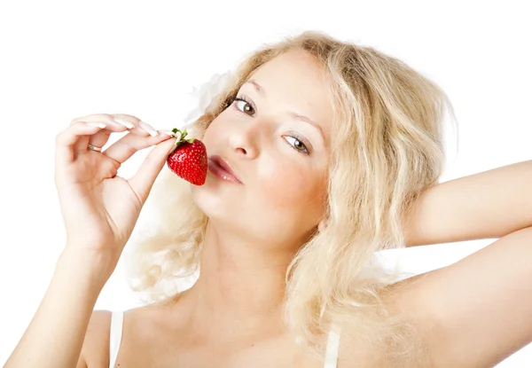Mujer joven en vestido blanco comiendo fresas — Foto de Stock