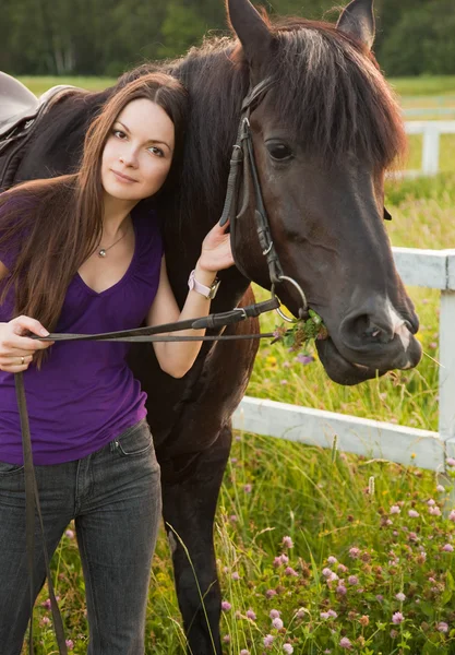 年轻的金发女人与一匹马 — 图库照片