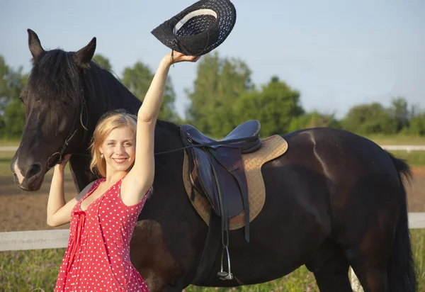Junge blonde Frau mit Pferd — Stockfoto