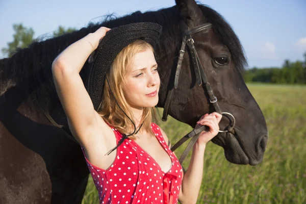 Jeune femme blonde avec cheval — Photo