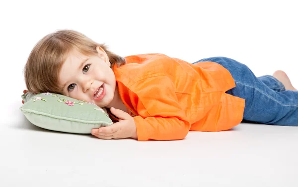 Menina deitada na almofada — Fotografia de Stock