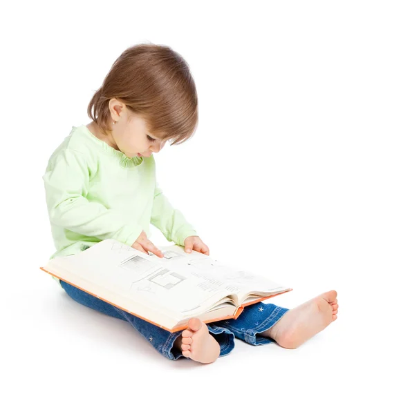 Κοριτσάκι που διαβάζει ένα βιβλίο — Φωτογραφία Αρχείου