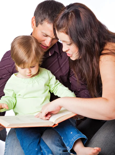 Anne, baba ve küçük kızı okuma kitabı — Stok fotoğraf