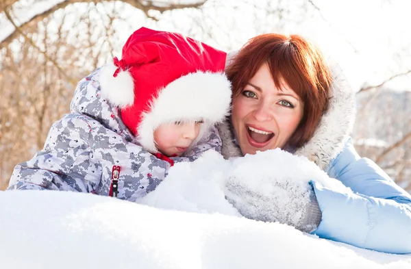 Mother and daughter in winter park — Stock Photo, Image